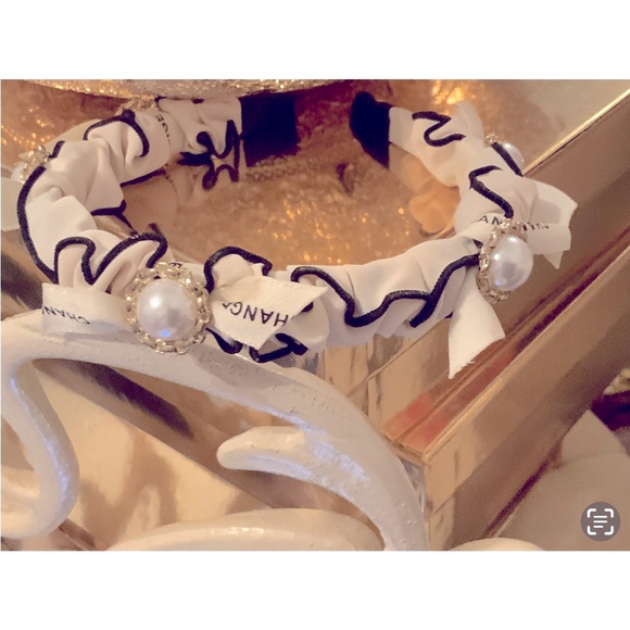Elegant White and Black Hair band main image 4
